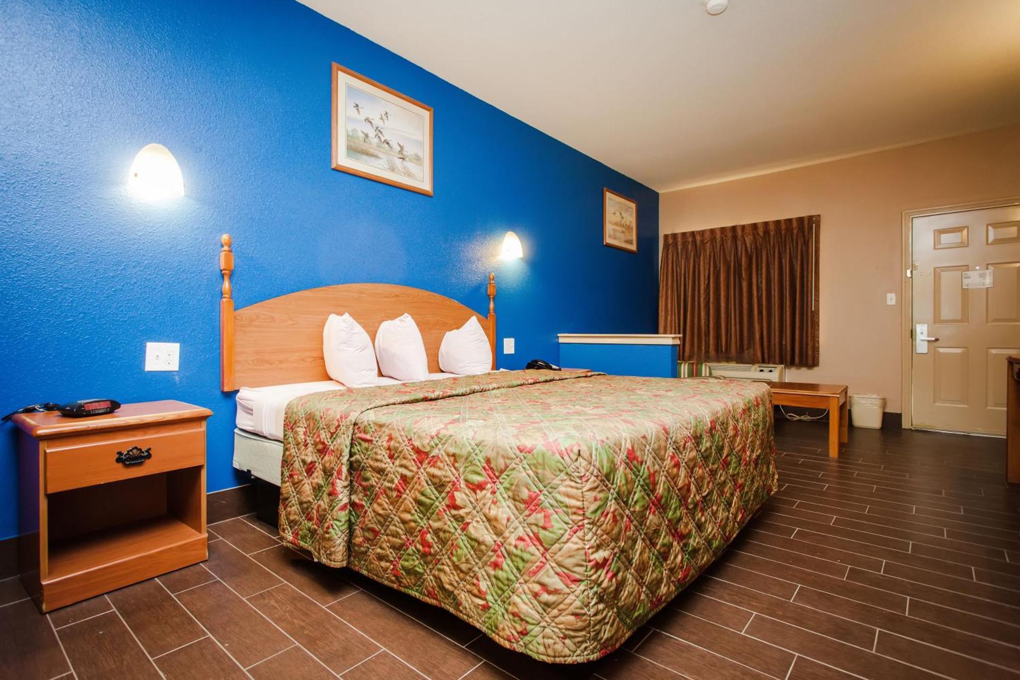 Scottish Inn & Suites Hankamer Quarto foto